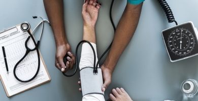 En esta imagen se ve como un doctor toma la presón sanguínea a un paciente. Es un símil de medir la salud de nuestra situación financiera a través de este Test.